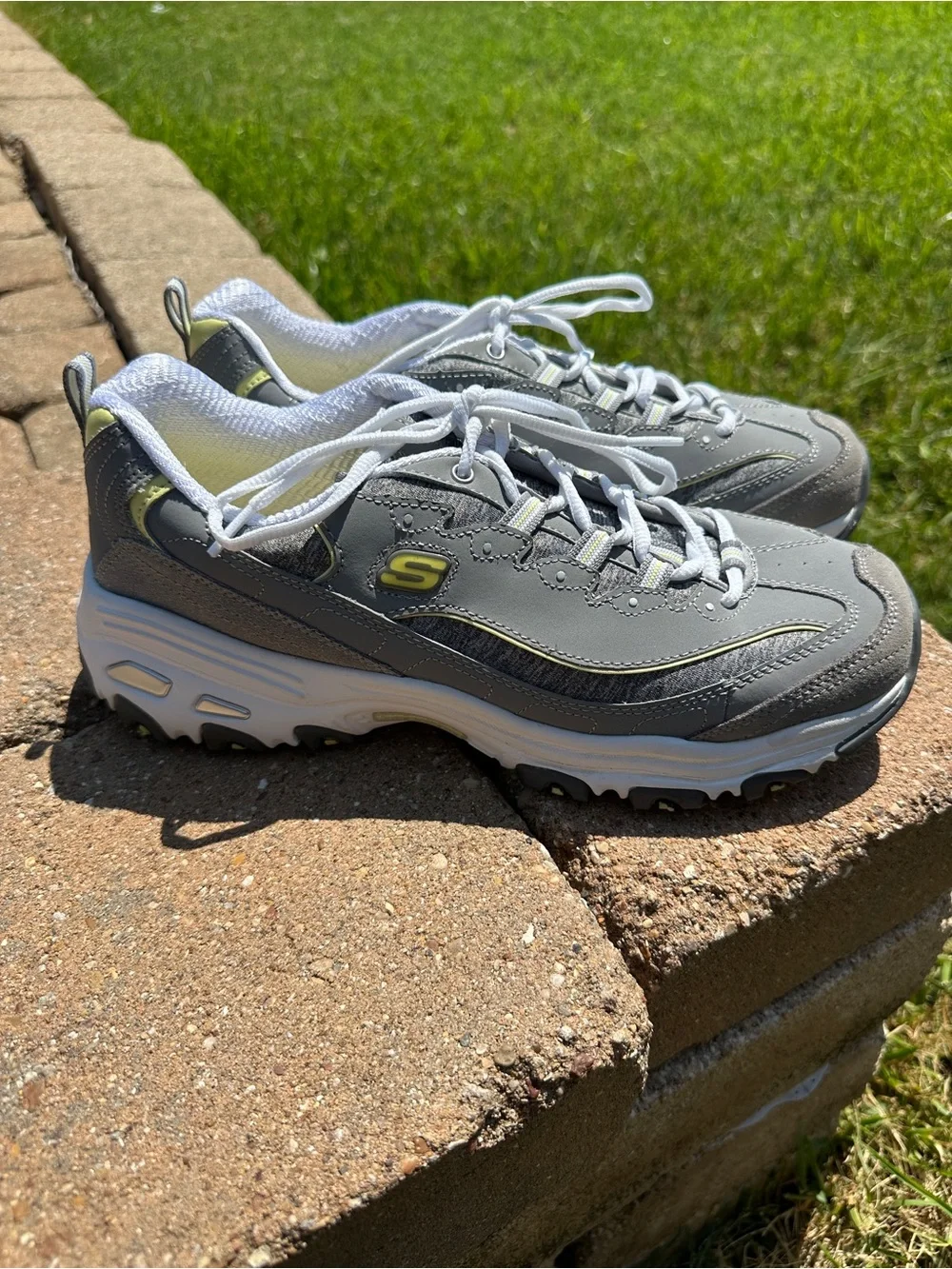 Skechers Women's  Memory Foam D'lite Me Too lace-up Sneakers Gray and White  11